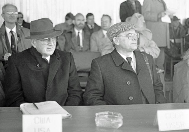 The main protagonists during the negotiations on a chemical weapons ban. Ambassador Max Friedersdorf (U.S., left) and Yuri Nazarkin. © Hans de Vreij 